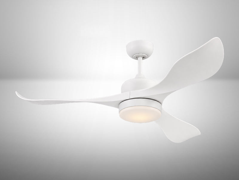 מאוורר תקרה לבן עם שלוש כנפיים מעוקלות ותאורת LED בגוון חם