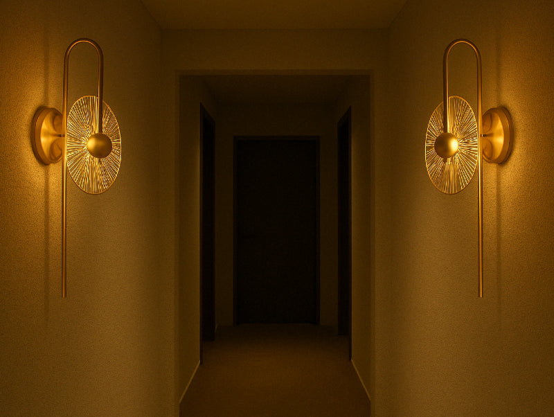 שתי מנורות קיר APLS במסדרון