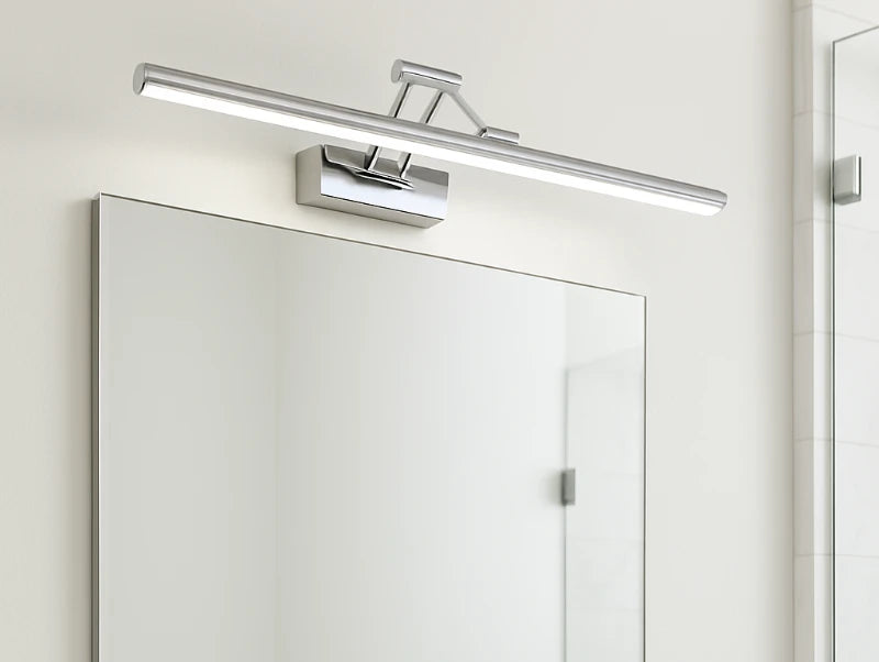 מנורת קיר SILVER מעל מראה