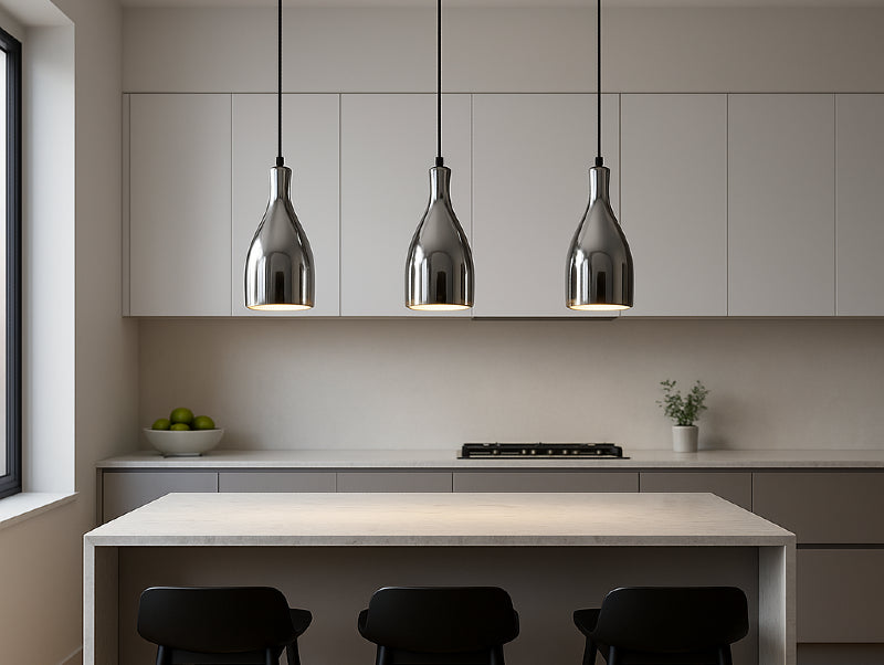שלוש מנורות תלייה PURE SILVER מעל אי במטבח