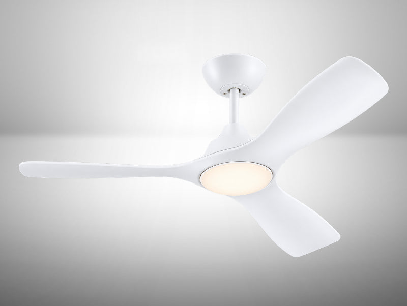 מאוורר תקרה לבן עם שלוש כנפיים רחבות ותאורת LED עגולה בגוון חם