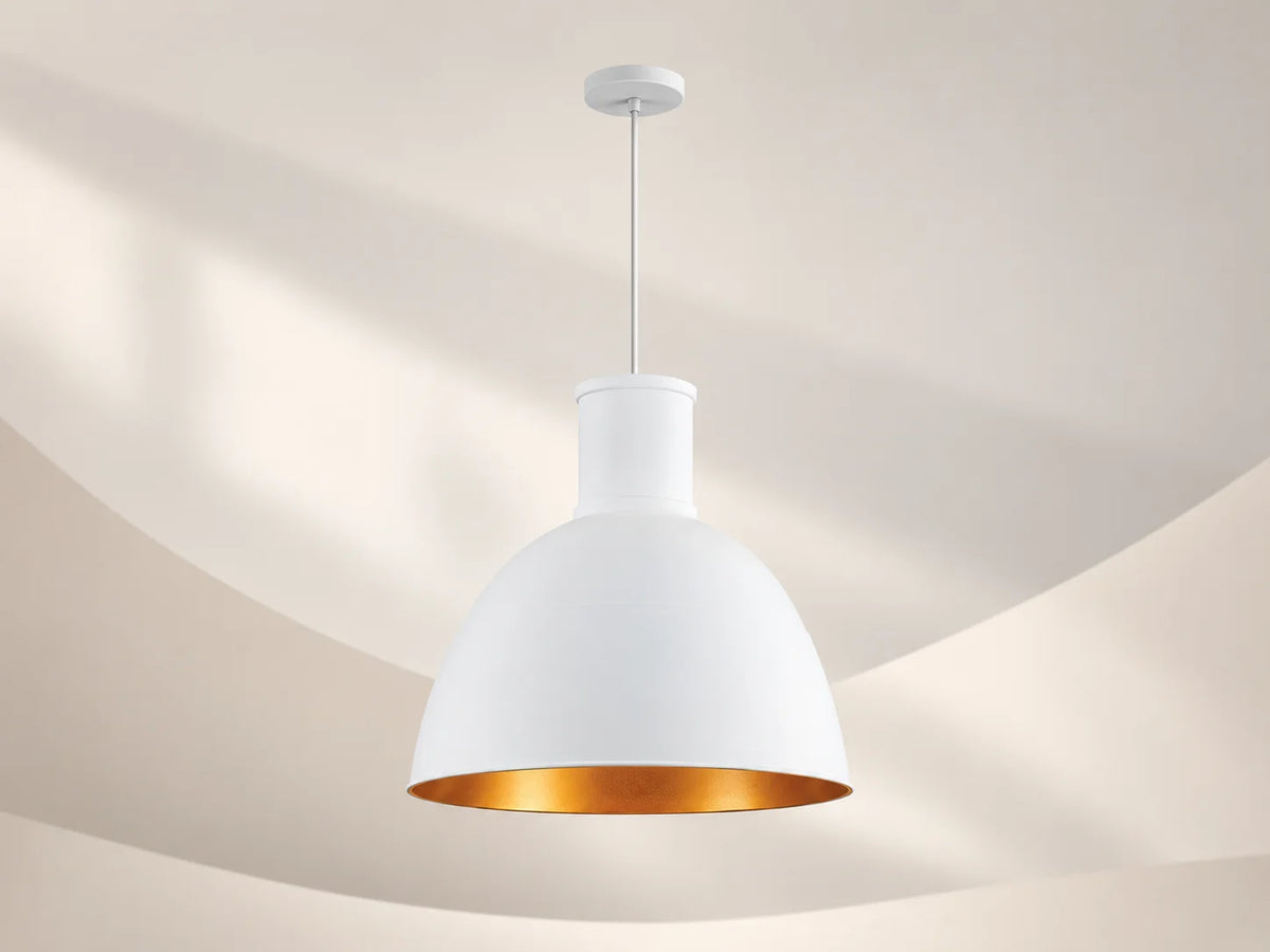 מנורת תלייה לבנה דמוית פעמון מדגם MONOLI עם פנים מוזהב, מותקנת מהתקרה.