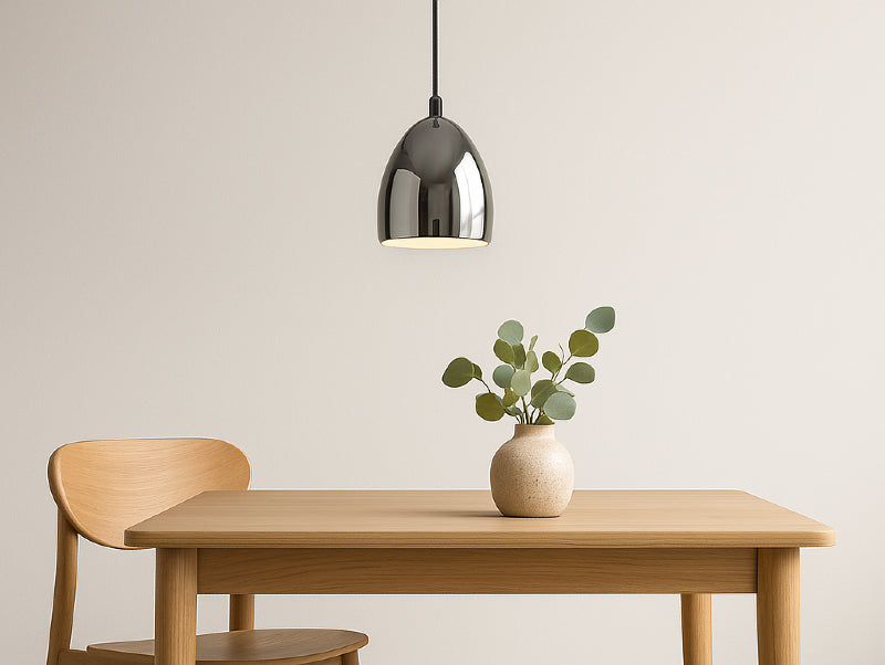 מנורת תלייה PURE SILVER מעל שולחן עץ