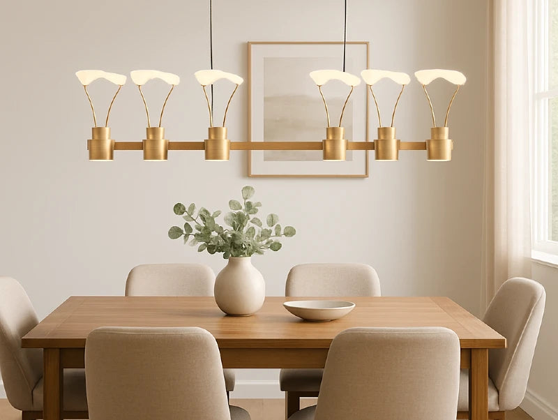 מנורת תלייה AÉRIA מעל שולחן אוכל