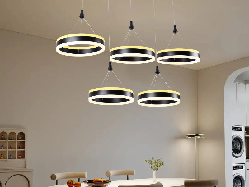 מנורת תלייה BLACKWHITE בחדר אוכל