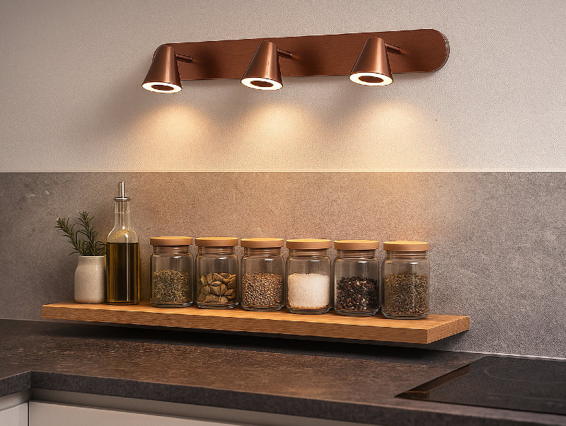 מנורת קיר COPRA Trio מעל מדף תבלינים