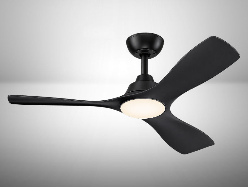 מאוורר תקרה שחור עם שלוש כנפיים רחבות ותאורת LED עגולה מובנית