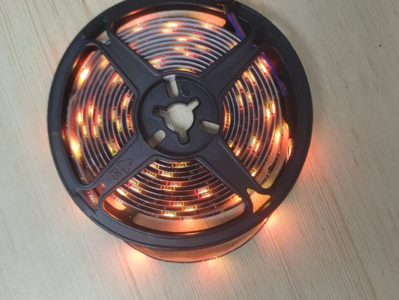 גליל פס לד גמיש מאיר באור כתום חם על רקע בהיר