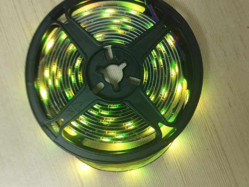 גליל פס לד גמיש מאיר באור ירקרק על רקע בהיר