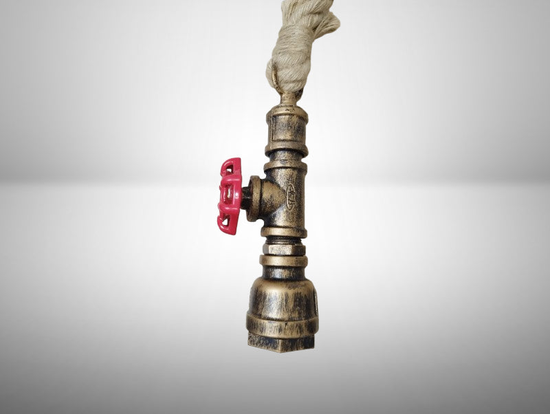 מנורת תלייה חבל הכוללת בית נורה שעשוי מצינור מתכת דקורטיבי עם ברז