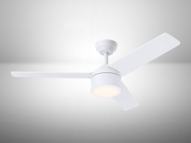 מאוורר תקרה לבן עם שלוש כנפיים ותאורת LED עגולה מובנית