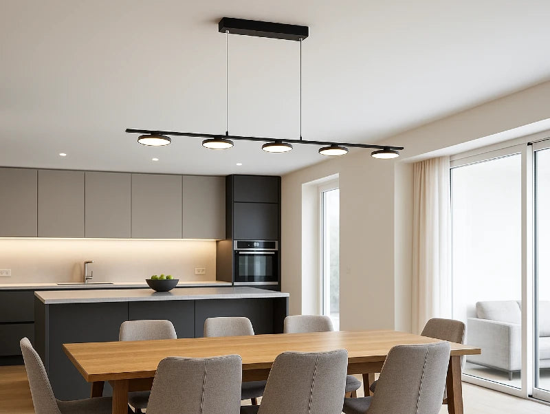 מנורת תלייה ROND מעל פינת אוכל ליד המטבח