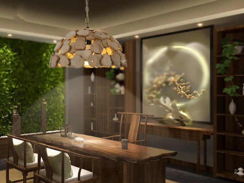 מנורת תלייה מעל שולחן אוכל