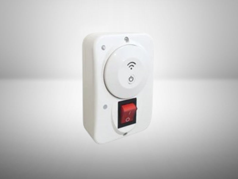 מתג חכם לבן עם חיבור Wi-Fi, כפתור הפעלה ומפסק אדום