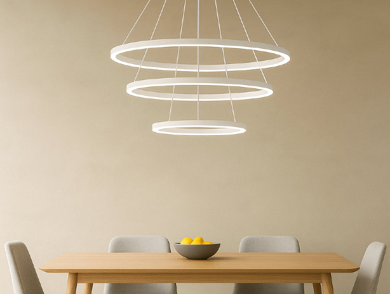 מנורת תלייה LUMÉRA מעל שולחן אוכן