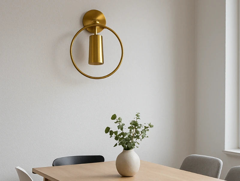 מנורת קיר בחדר אוכל