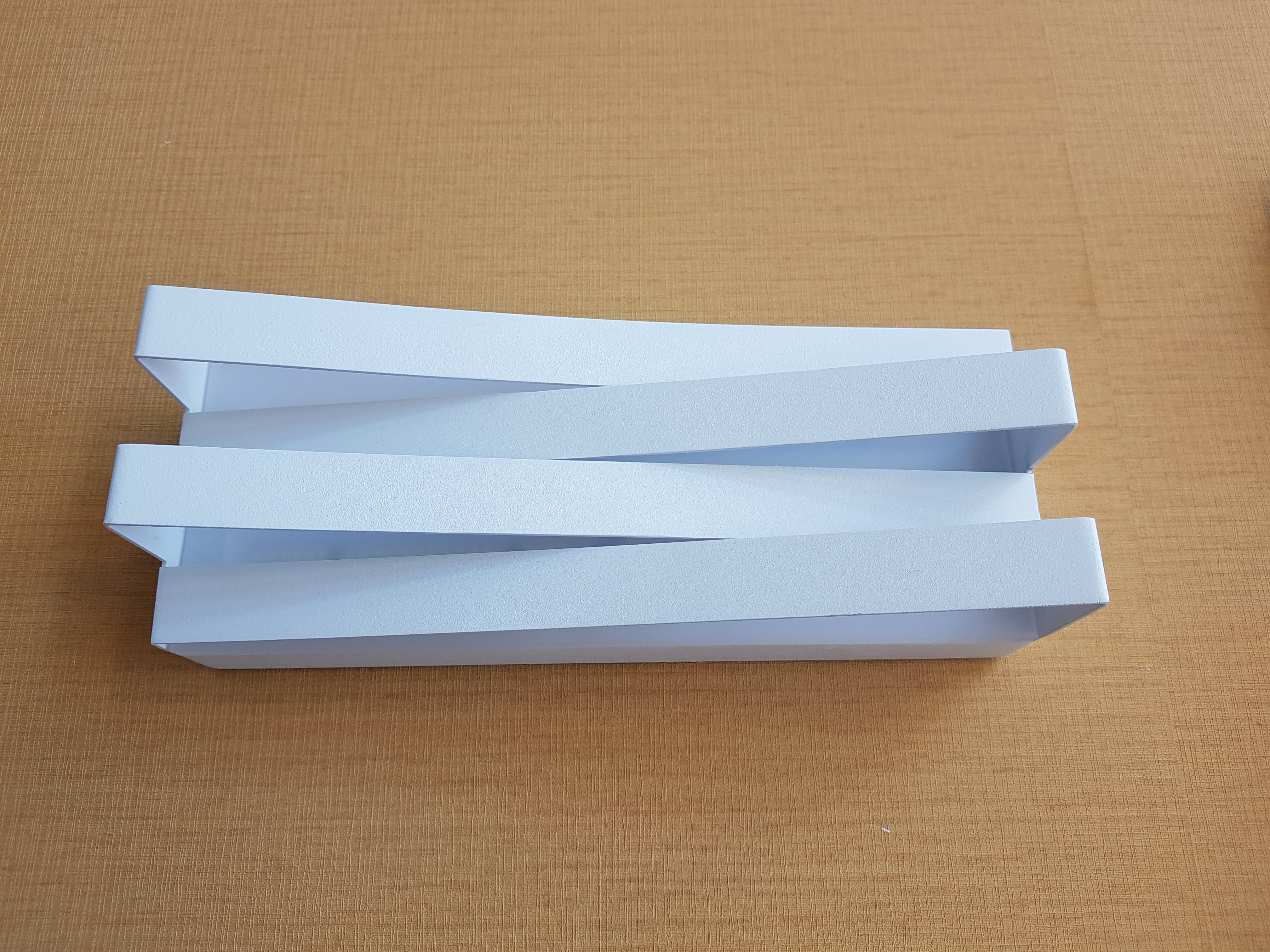 מנורת קיר לבנה