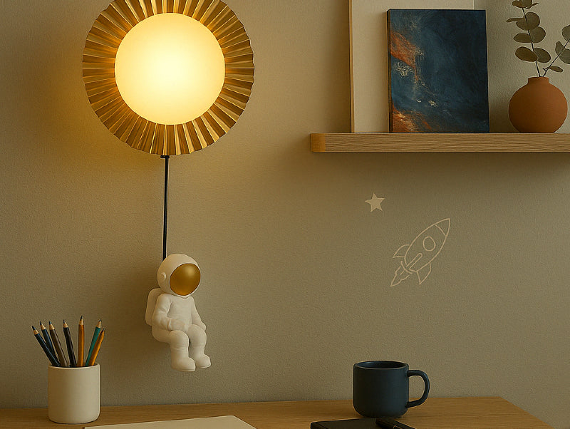 מנורת קיר SCAZ ליד שולחן כתיבה