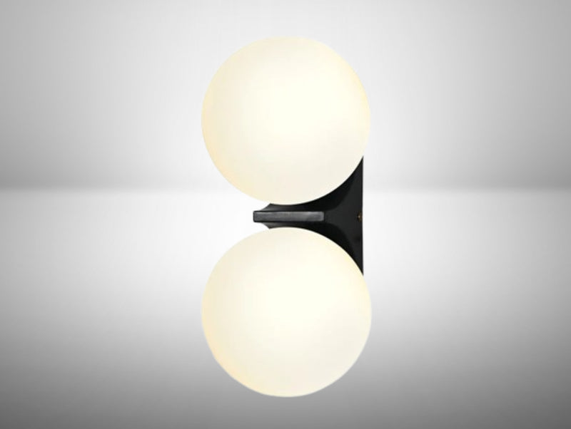 מנורת קיר שחורה עם שני אהילי זכוכית חלביים מוארים אחד מעל השני