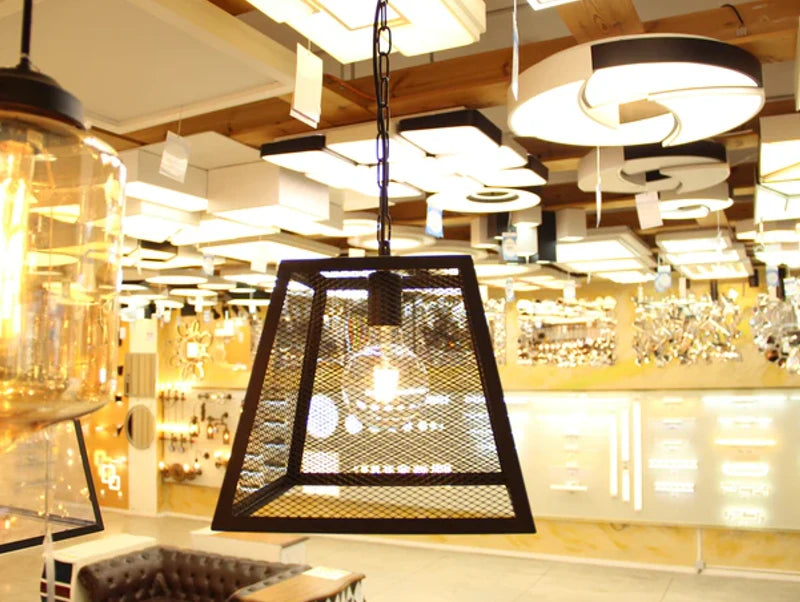 מנורת תלייה MIRO בחנות תאורה של לדמרקט