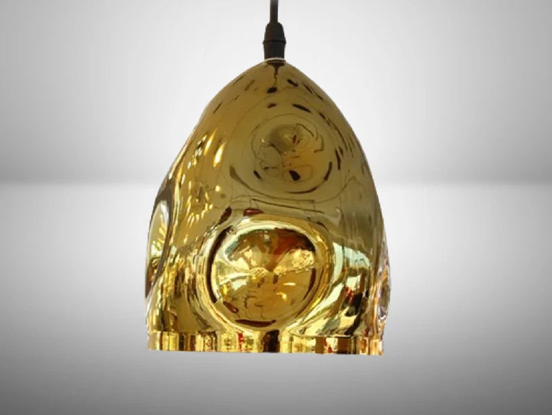 תקריב של מנורת תלייה PURE GOLD