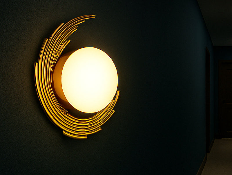 מנורת קיר ALMOG במסדרון כהה