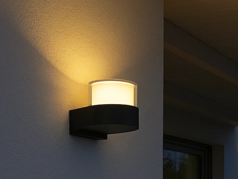 מנורת קיר חוץ poss על הקיר