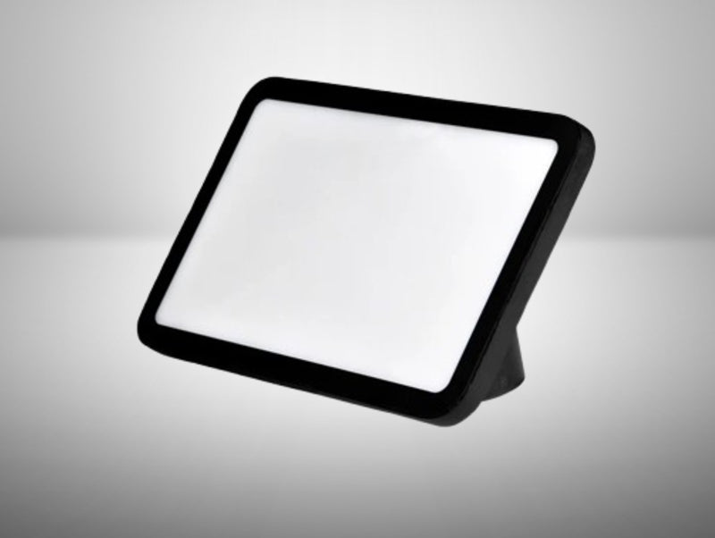 פרוז׳קטור LED מרובע שחור עם פאנל אור לבן ומעמד מתכוונן