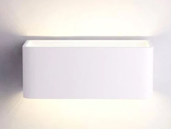 מנורת קיר WHITE STONE מאירה על הקיר