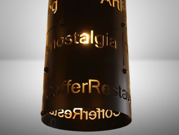 מנורת תלייה תעשייתית עם כיתובים AMSTERDAM - תצוגה