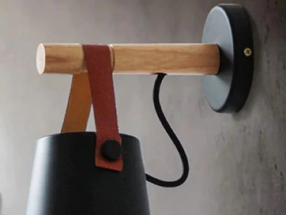 תקריב של מנורת קיר ZAZA