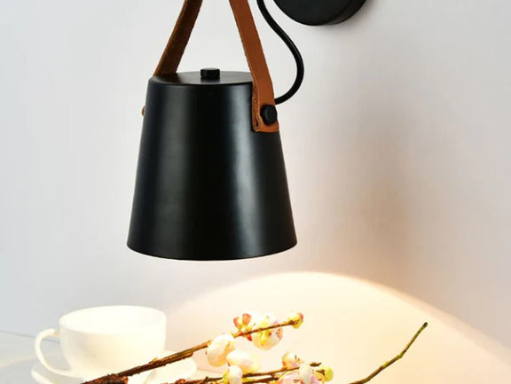 מנורת קיר ZAZA מאירה על מיצג אומנותי