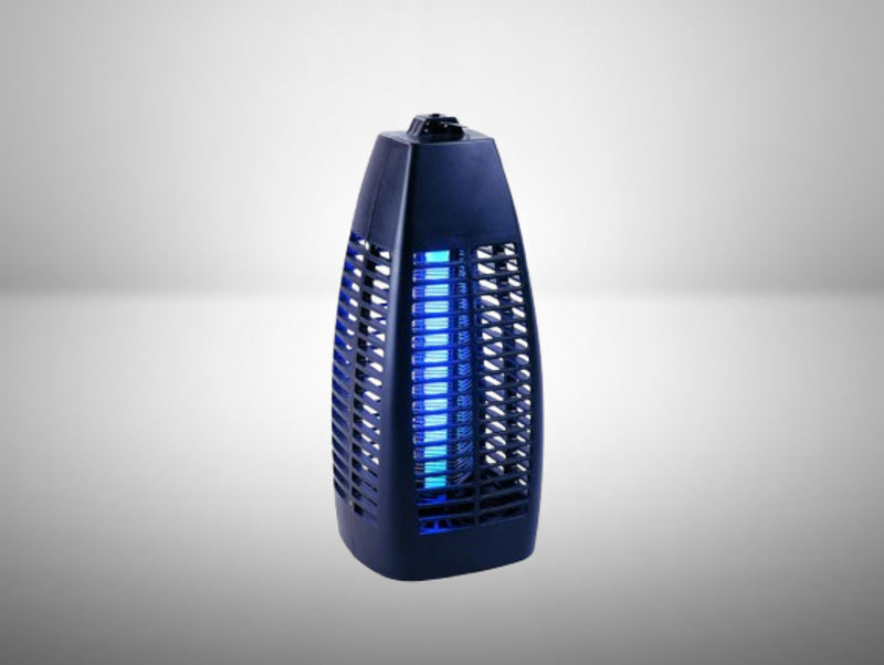 קטלן יתושים חשמלי כחול כהה עם רשת קדמית ונורת UV כחולה על רקע בהיר
