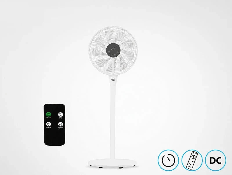 מאוורר עמוד לבן FLOW DC עם שלט רחוק על רקע לבן