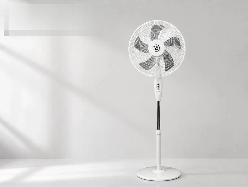 מאוורר עמוד לבן AERO על רקע בהיר