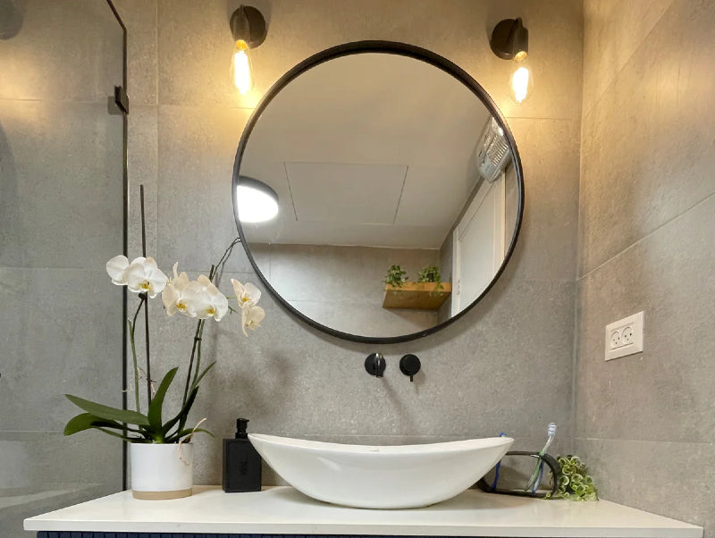 שתי מנורות קיר שחורות