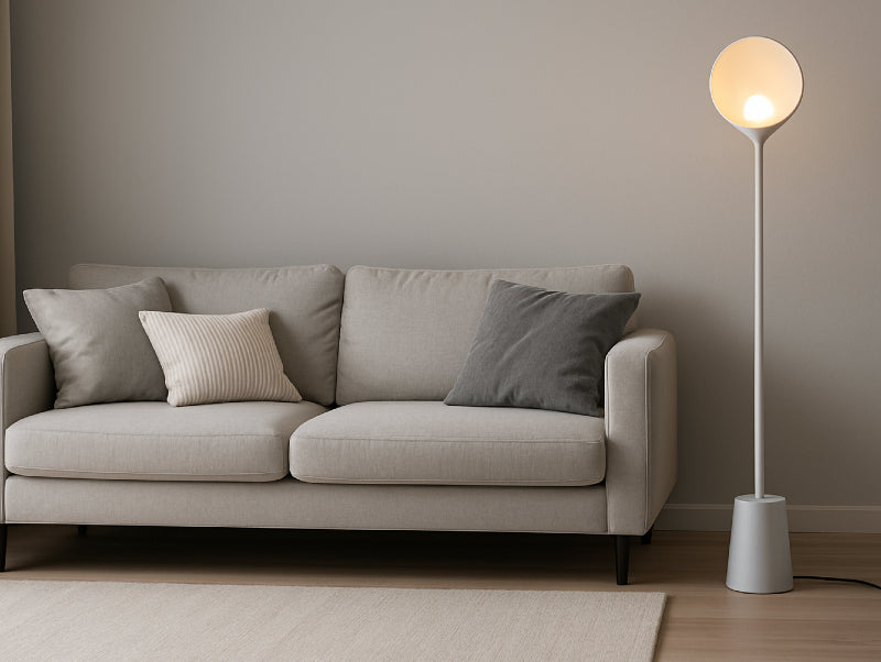 מנורת רצפה ALORA ליד הספה בסלון