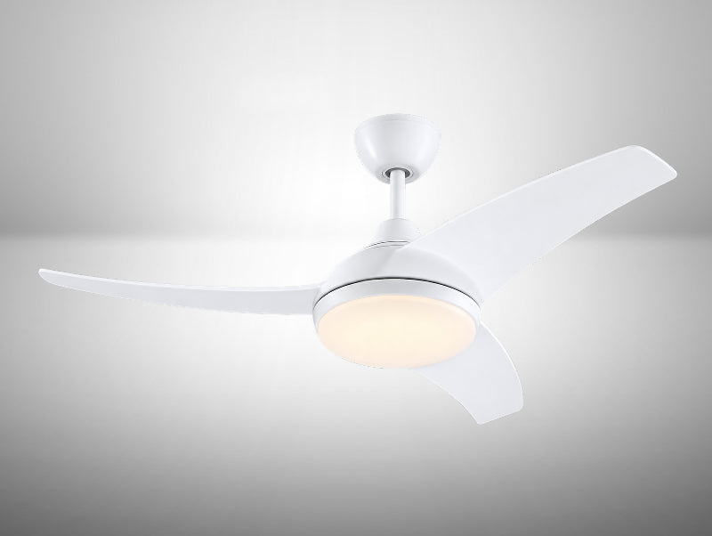 מאוורר תקרה לבן עם שלוש כנפיים ותאורת LED עגולה מובנית