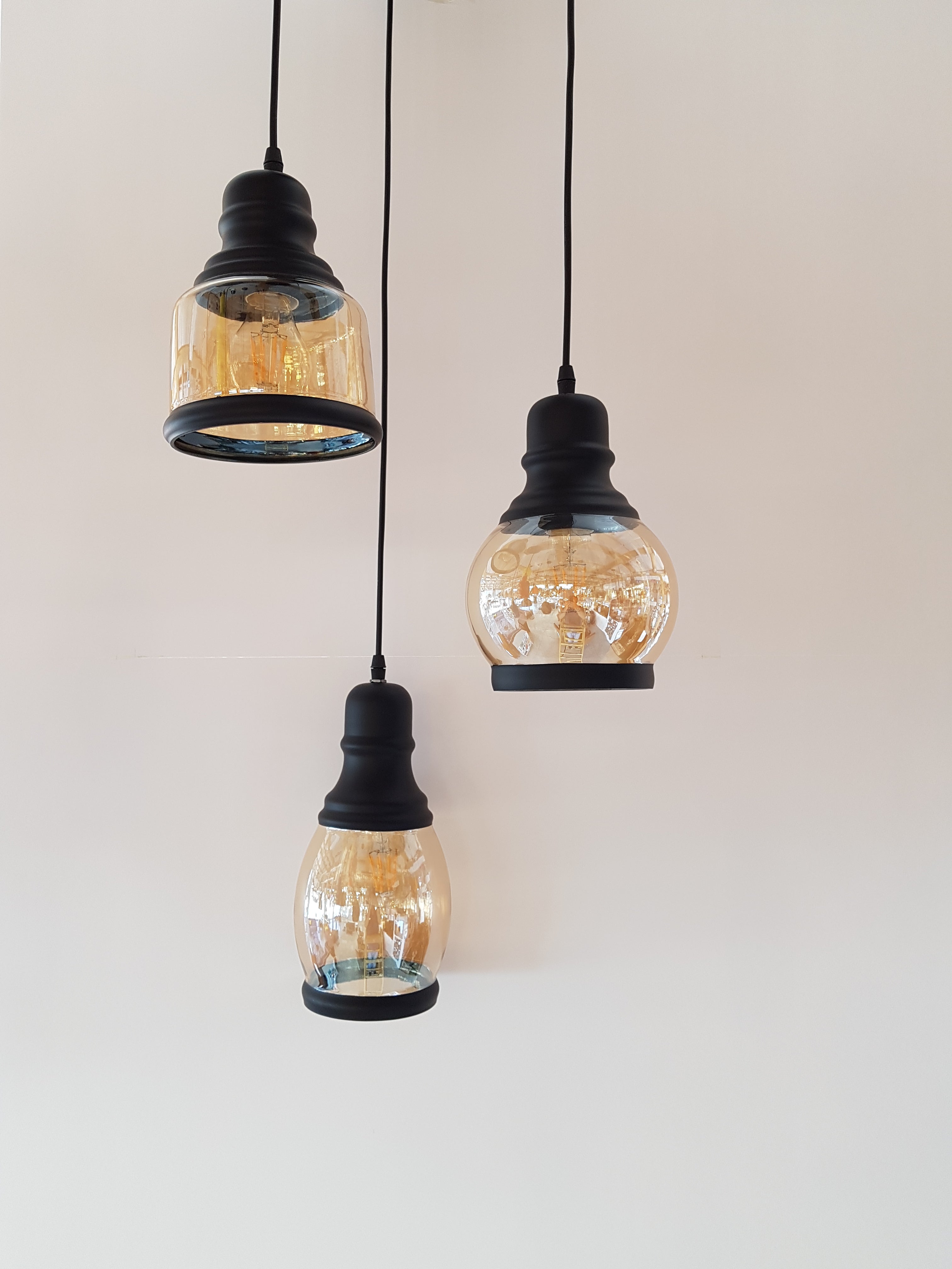 מנורת תליה DETROY על קיר לבן