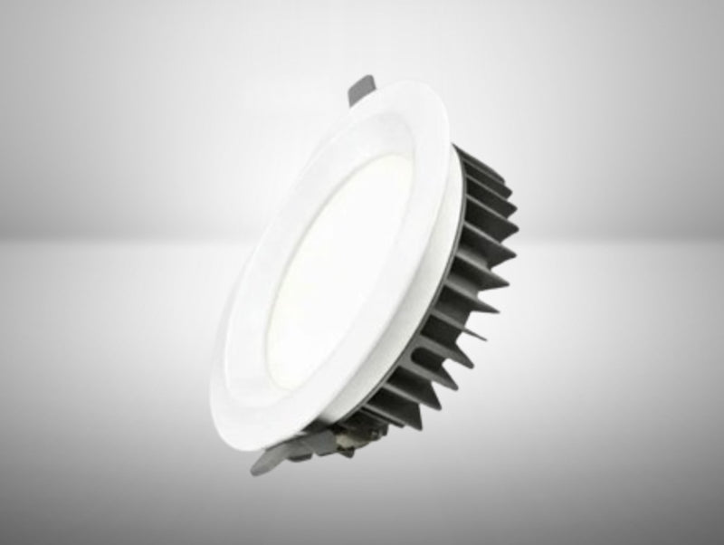 גוף תאורה שקוע עגול לבן עם פאנל LED ויחידת קירור שחורה