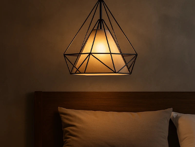 מנורת תלייה DIAMOND מעל המיטה