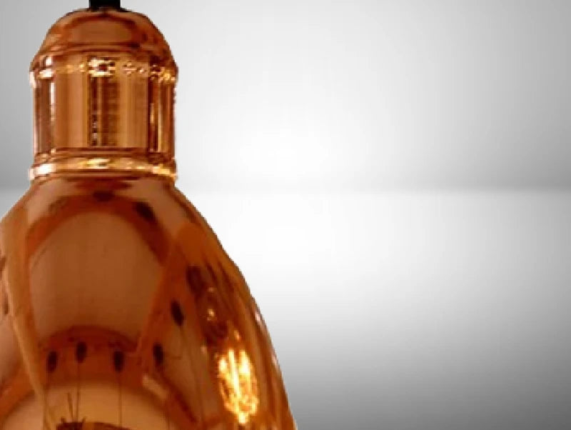 תקריב של החלק העליון של מנורת תלייה TONY