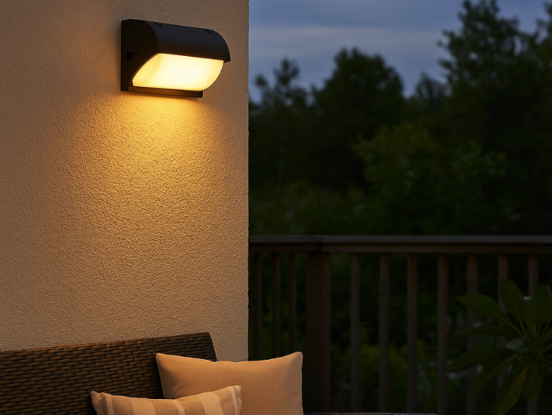 מנורת קיר חוץ NOY C על קיר במרפסת