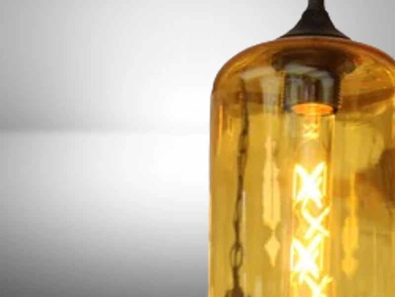 תקריב של החלק העליון של מנורת תלייה AMI