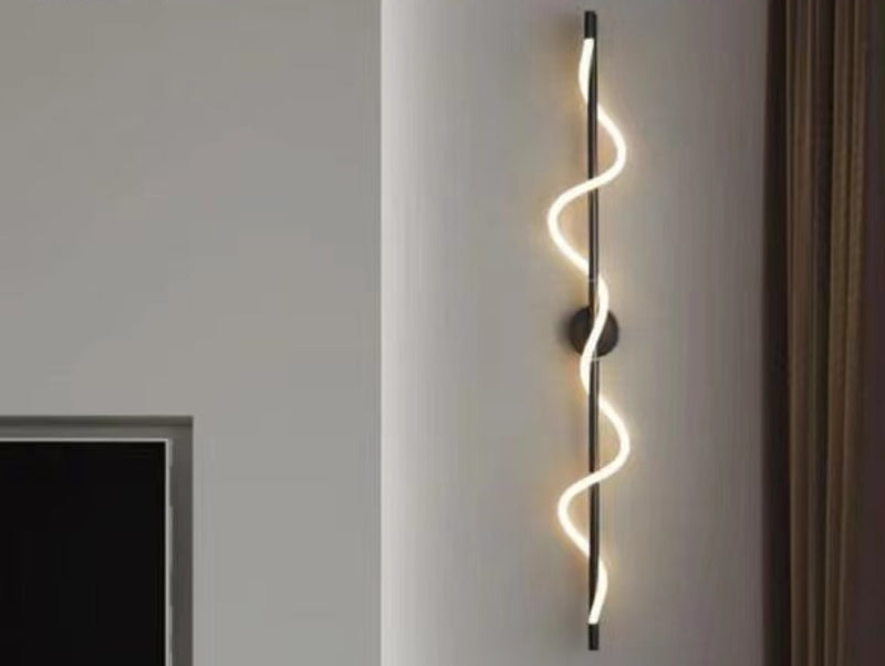 מנורת קיר SHNI שחור תלוייה על קיר