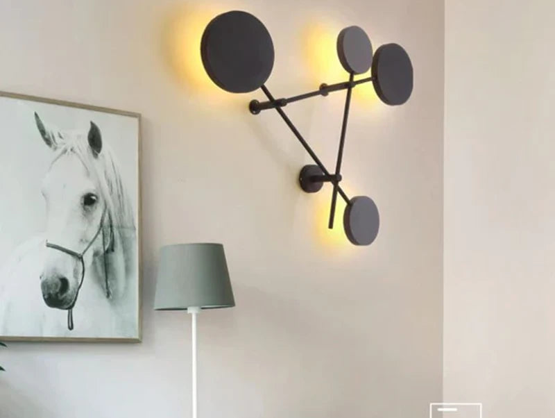 מנורת קיר NORDIC POINTS B על קיר