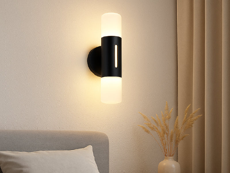 מנורת קיר בחדר שינה