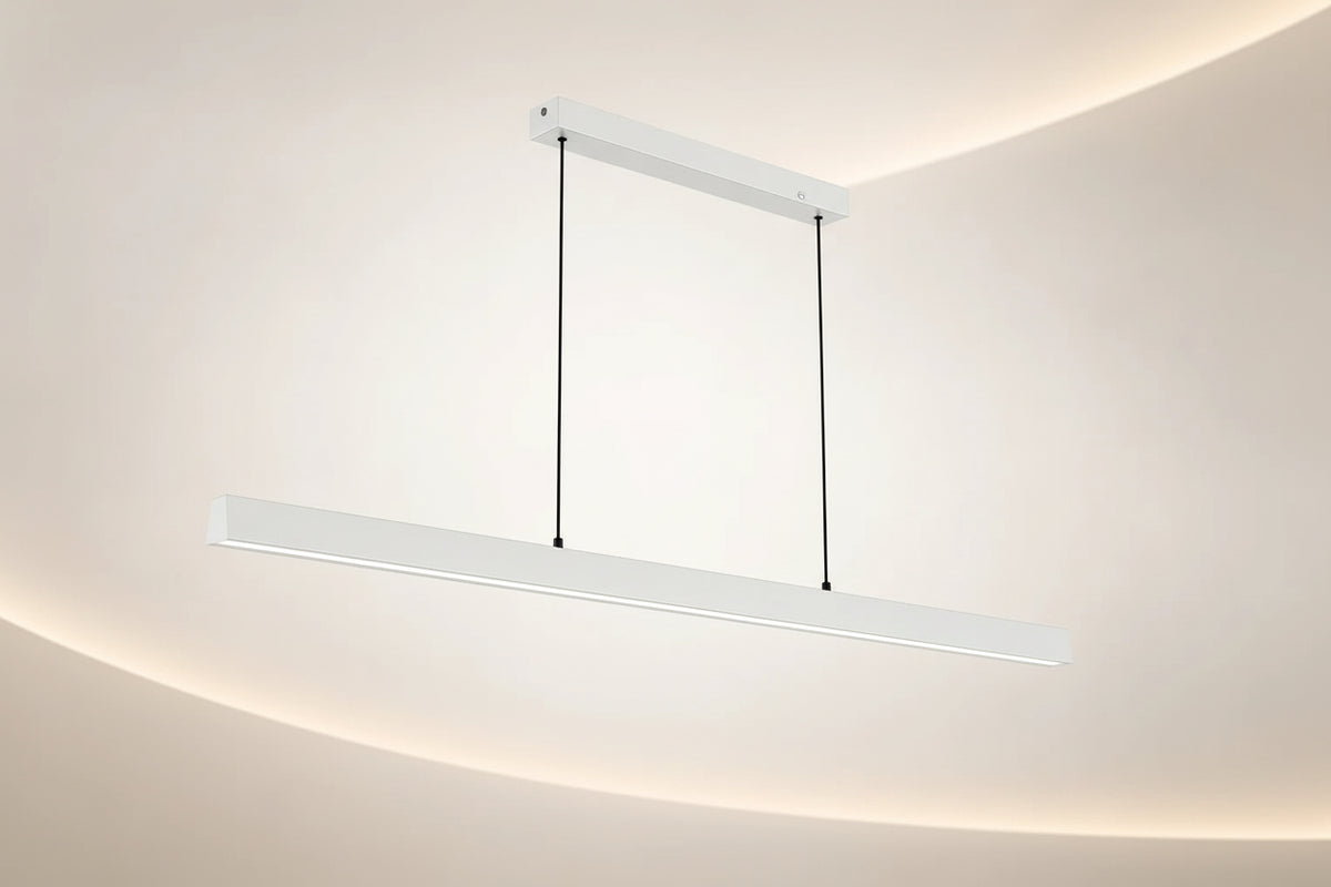 גוף תאורה תלוי OMEGA LUXLINE, פרופיל מלבני ארוך לבן תלוי מהתקרה באמצעות כבלים שחורים.