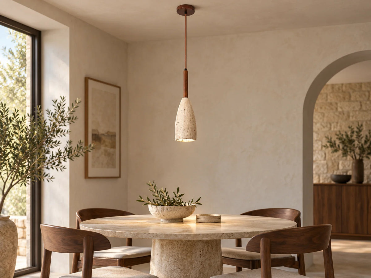גוף תאורה תלוי NATURA OMEGA מטרברטין בצורת קונוס הפוך מעל שולחן אוכל בסלון.