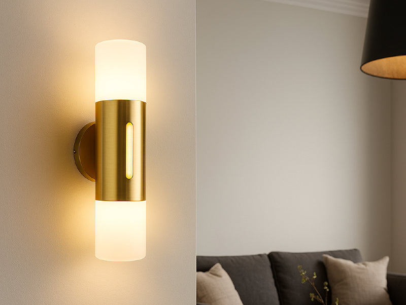 מנורת קיר זהובה בסלון